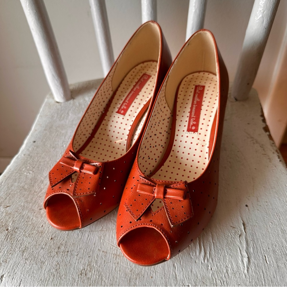 BAIT Footwear Vintage 1940s style peep toe heels with bows